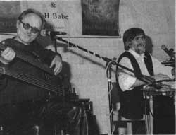 Begeisterten das Publikum im Pfarrheim: Zither-Manä (r.) und H. H. Babe. (Foto: Lebmann)